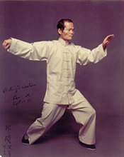 Benjamin Pang Jeng Lo (Luó Bāng-zhēn) in Single Whip posture